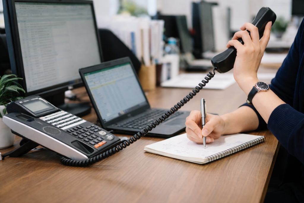女性が電話対応をしている様子